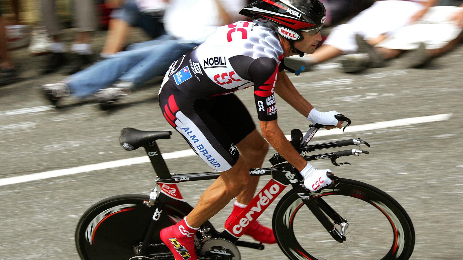 场面火爆:运动员“火力全开”冲刺到底!